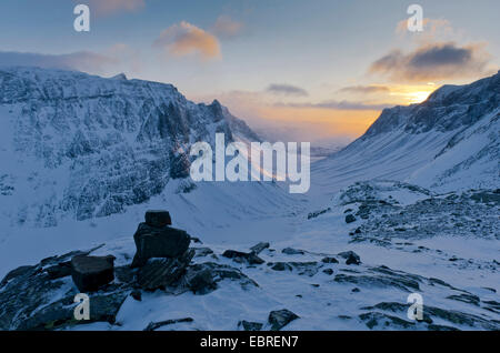 Snowy Mountains von Stuor Reaiddßvßggi im Abendlicht, Schweden, Lappland, Norrbotten, Kebnekaisefjaell Stockfoto