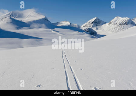 Skipisten in Stuor Reaiddßvßggi Tal, Schweden, Lappland, Norrbotten, Kebnekaisefjell Stockfoto