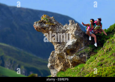 zwei junge weibliche Wanderer auf einem Felsvorsprung, der Blick auf eine Karte, Frankreich, Savoyen, Nationalpark Vanoise Stockfoto