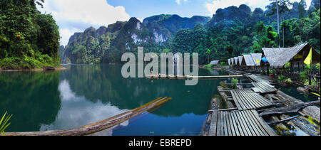 Stausee mit Boot und Fischer Häuser, Thailand, Khao Sok Nationalpark Stockfoto