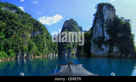 Storgae See mit Booten und Felsformation, Thailand, Khao Sok Nationalpark Stockfoto