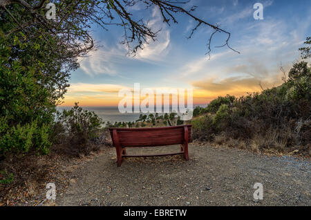 Bank mit Blick auf den Pazifischen Ozean im Big Sur CA USA Stockfoto