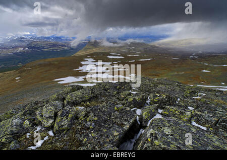 Schneegestöber in Gebirgslandschaft Alvdal Vestfjell, Norwegen, Hedmark, Hedmark Fylke, Rondane Nationalpark Stockfoto