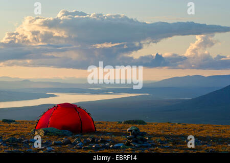 Zelt am Mount Elgahogna mit Blick auf den See Femunden, Norwegen, Hedmark Fylke, Femundsmarka Nationalpark Stockfoto