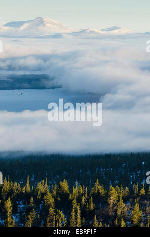 herrliche Sicht über See Isteren im Morgennebel, Norwegen, Hedmark Fylke, Engerdalsfjellet Stockfoto