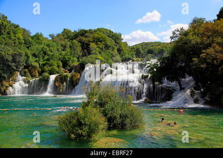 Baden Menschen in Krk Fluss unter Skradinski Buk Wasserfälle, Kroatien, Dalmatien, Krka Nationalpark Stockfoto