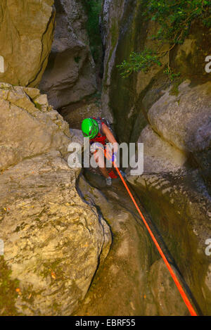 Frau in einer engen Schlucht, Canyoning in den trockenen Canyon Venascle, Frankreich, Provence, Verdon, Klettern Parc Naturel regional du Verdon Stockfoto