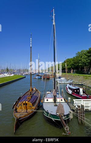 traditionelle Segelboote im Hafen Grashaven, Niederlande, Noord Holland, Hoorn Stockfoto