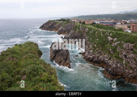 Felsige Küste der Stadt Llanes - Asturien, Spanien Stockfoto