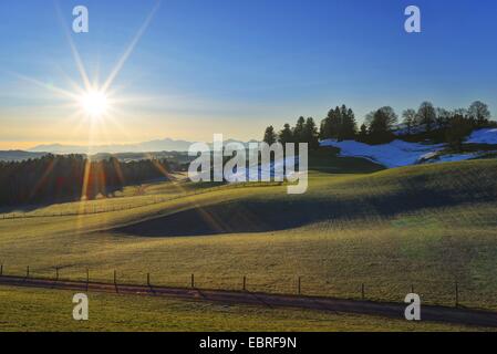 Winter mit Resten der Schnee über das Karwendelgebirge bei Sonnenaufgang, Blick aus Wildsteig, Deutschland, Bayern, Oberbayern, Oberbayern Stockfoto