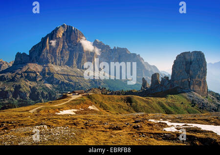 RIF Scoiattoli und Cinque Torri, im Hintergrund Tofana di Rozes, Naturpark d ' Ampezzo, Italien, Südtirol, Dolomiten Stockfoto