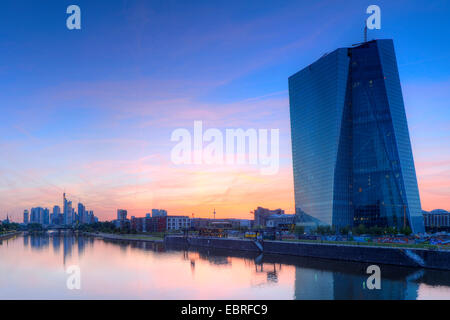 Neubau der Europäischen Zentralbank in Frankfurt am Main bei Sonnenuntergang, Deutschland, Hessen, Frankfurt Am Main Stockfoto
