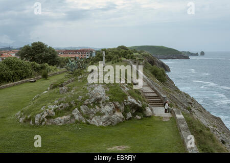 Felsige Küste der Stadt Llanes - Asturien, Spanien Stockfoto