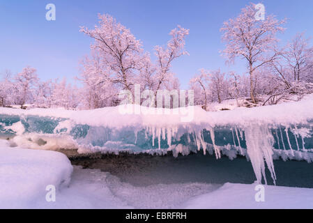 gefrorenen Fluss Abiskojohkka mit Abiskoalpen, Schweden, Lappland, Norrbotten, Abisko Nationalpark Stockfoto