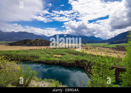 Koechelsee und Murau Highmoor im Frühjahr, im Hintergrund die Berge Ester, Oberbayern, Deutschland, Bayern, Oberbayern Stockfoto