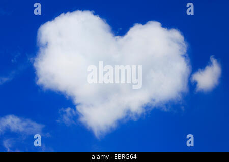 herzförmige Wolke am blauen Himmel Stockfoto