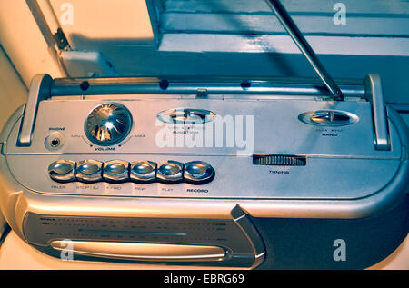 Altes Radio mit einem Kassettenrekorder platziert neben dem Fenster Stockfoto