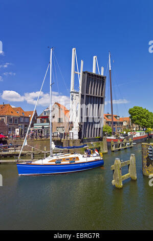 Segelboot Hafen Oude Haven Blättern und überqueren eine geöffnete Klappbrücke, Noord-Holland, Niederlande, Enkhuizen Stockfoto