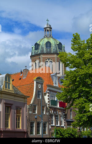 Altstadt mit Turm am Grote Noord Street, Niederlande, Noord Holland, Hoorn Stockfoto
