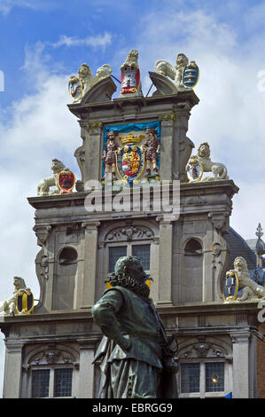 Blick vom De Roode Steen Quadrat zum Giebel des Westfries Museum, Niederlande, Noord-Holland, Hoorn Stockfoto