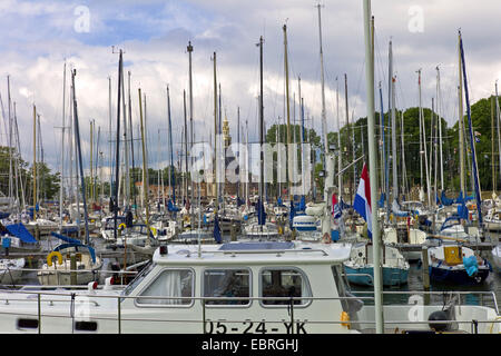 Segelyacht im Hafen von Hoorn, Hoofdtoren im Hintergrund, Niederlande, Noord Holland, Hoorn Stockfoto