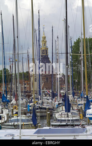 Segelyacht im Hafen von Hoorn, Hoofdtoren im Hintergrund, Niederlande, Noord Holland, Hoorn Stockfoto