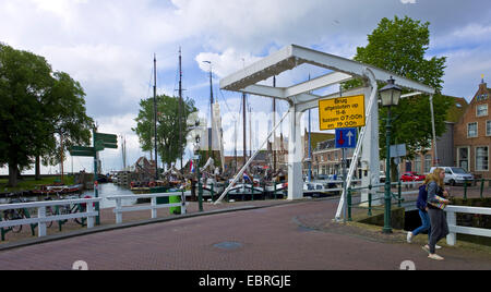 Zugbrücke am Hafen von Hoorn, Hoofdtoren im Hintergrund, Niederlande, Noord Holland, Hoorn Stockfoto