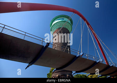 Wasserturm Oberhausen und rote Bogenbrücke, Oberhausen, Ruhrgebiet, Nordrhein-Westfalen, Deutschland Stockfoto