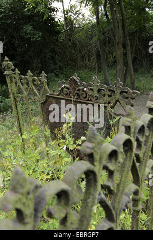 ungepflegt, altes Grab auf Graveyeard in Altlewin, Deutschland, Brandenburg, Altlewin Stockfoto