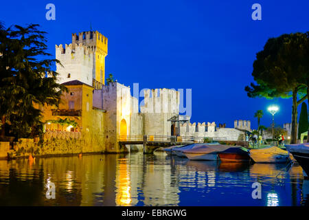 Castello Scaligero in Sirmione am Gardasee bei Nacht, Italien, Lombardei, Sirmione Stockfoto