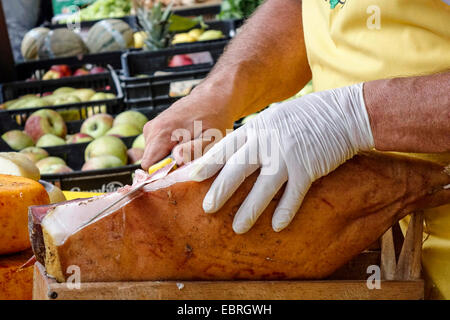 Schweinefleisch-Spezialität Porchetta auf dem Wochenmarkt in Siena, Italien, Toskana, Siena Stockfoto