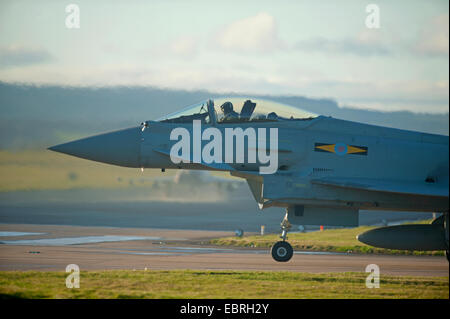 Eurofighter Typhoon FRG4 militärischer Kampfjet auf Taxiway zum Luftwaffenstützpunkt RAF Lossiemouth Aufbruch vorbereiten. SCO 9277. Stockfoto