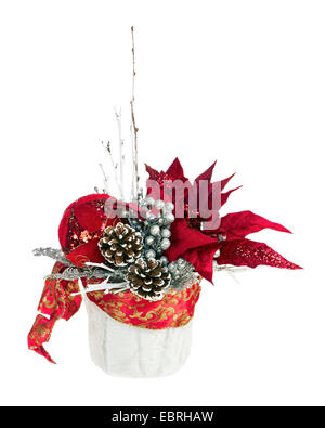Zusammensetzung von Weihnachtsstern Pflanze mit Zweigen, Tannenzapfen, Bändern und Luftballons in Vase isoliert auf weißem Hintergrund. Closeup. Stockfoto