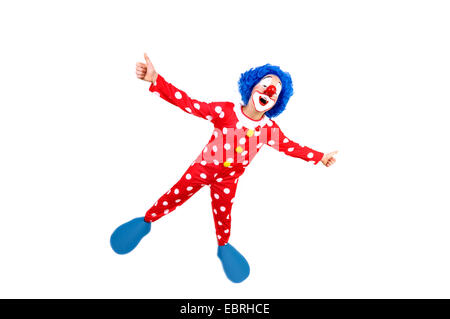 kleine Clown mit gelben Hut, blauer Perücke und falsche rote Nase pochen Stockfoto