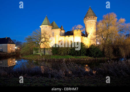 beleuchtete Wasserburg Burg Linn am Abend, Deutschland, Nordrhein-Westfalen, Niederrhein, Krefeld Stockfoto