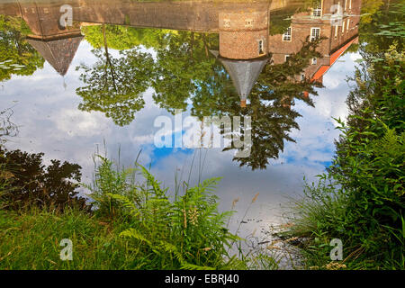 Wasserburg Haus Welbergen spiegelt sich im Teich, Deutschland, North Rhine-Westphalia, Ochtrup Stockfoto