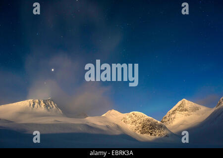 Berge im Tal Stuor Reaiddavaggi im Mondlicht, Schweden, Lappland, Kebnekaisefjaell Stockfoto