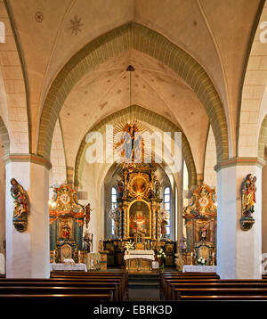 Innenansicht der Kirche Sankt Johannes Evangelist in Eversberg, Deutschland, Nordrhein-Westfalen, Sauerland, Meschede Stockfoto