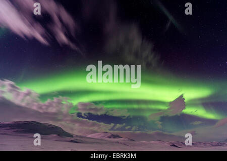 Aurora Borealis über Berge am Weitwa im Mondlicht, Schweden, Lappland Stockfoto