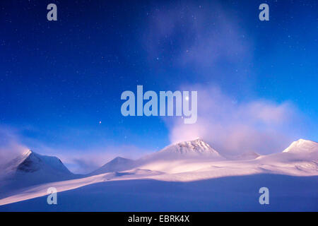 Berge im Tal im Mondlicht, Schweden, Lappland, Kebnekaisefjaell Stuor Reaiddavaggi Stockfoto