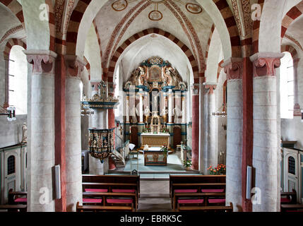 Innenansicht der romanischen Kirche Sankt Peter Und Paul in Wormbach, Deutschland, Nordrhein-Westfalen, Sauerland, Schmallenberg Stockfoto