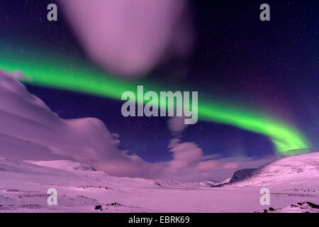 Aurora Borealis über Berge am Weitwa im Mondlicht, Schweden, Lappland Stockfoto