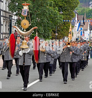 Prozession durch die Straßen auf einer Messe mit Schützenfest in Balve, Deutschland, Nordrhein-Westfalen, Sauerland, Balve Stockfoto