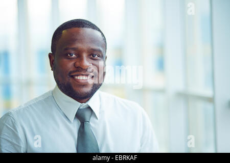 Porträt eines jungen fröhlich Geschäftsmann Stockfoto