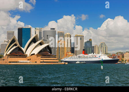 Ozeandampfer Queen Elizabeth 2 und Sydney Oper vor der Skyline von Sydney, Australien, New South Wales, Sydney Stockfoto