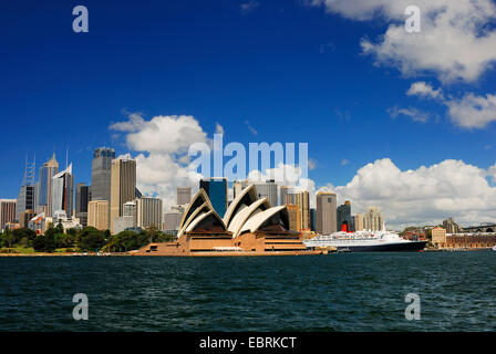 Ozeandampfer Queen Elizabeth 2 und Sydney Oper vor der Skyline von Sydney, Australien, New South Wales, Sydney Stockfoto