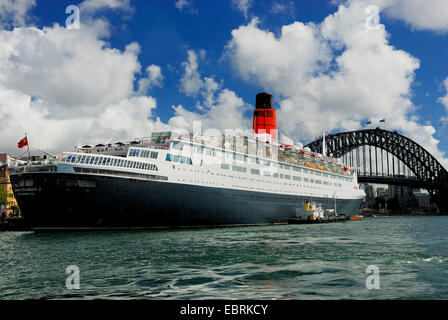 Queen Elizabeth 2 Ozeandampfer vor Harbour Bridge, Circular Quay, Sydney Cove, Australien, New South Wales, Sydney Stockfoto