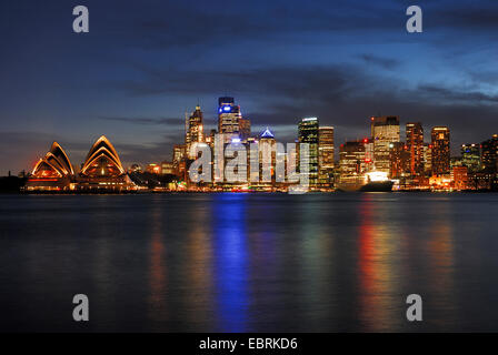 Sydney Opera und die Queen Elizabeth 2 Ozeandampfer vor der Skyline von Sydney im Abendlicht, Circular Quay, Sydney Cove, Australien, New South Wales, Sydney Stockfoto