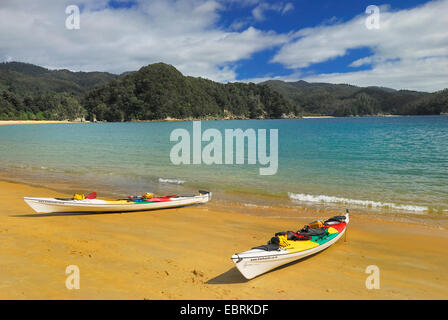 Kajaks am Sandstrand, The Anchorage, Torrent Bay, Neuseeland, Südinsel, Abel Tasman Nationalpark Stockfoto