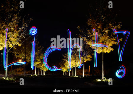 "Licht!" Spur des Lichts, die mit Taschenlampen auf beleuchtete Avenue, Deutschland